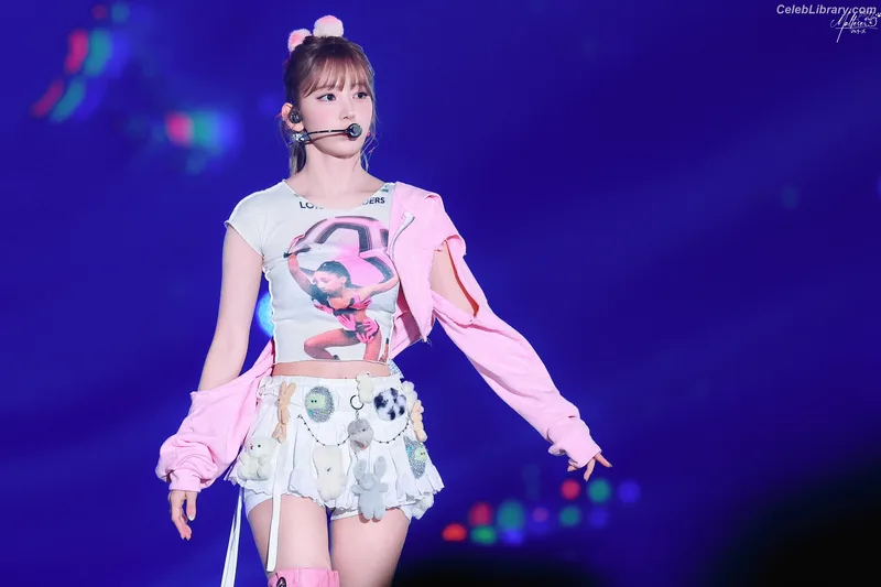 Sakura Miyawaki 宮脇 咲良 LESSERAFIM photo 21 of 730