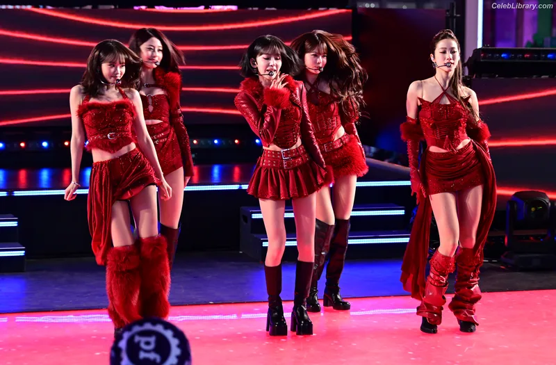 Sakura Miyawaki 宮脇 咲良  LESSERAFIM photo 4 of 730