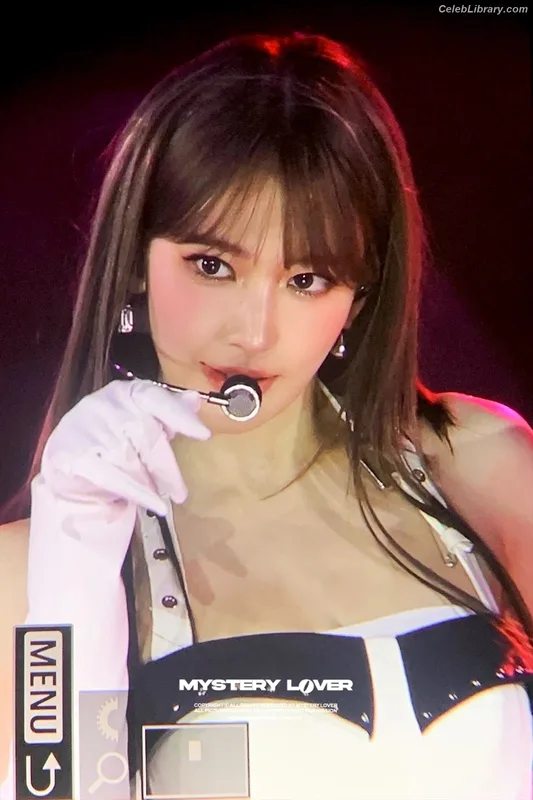 Sakura Miyawaki 宮脇 咲良  LESSERAFIM photo 10 of 730