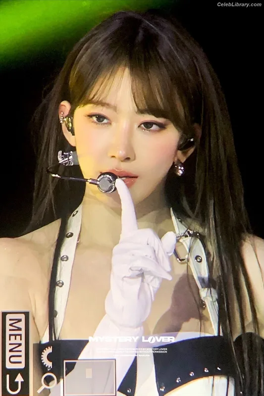 Sakura Miyawaki 宮脇 咲良  LESSERAFIM photo 12 of 730