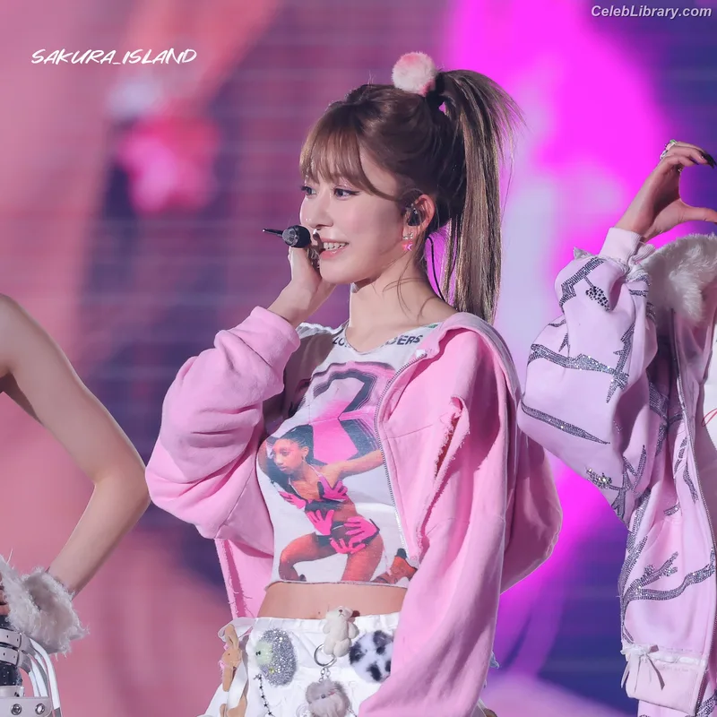 Sakura Miyawaki 宮脇 咲良  LESSERAFIM photo 1 of 730