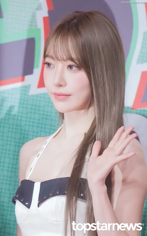 Sakura Miyawaki 宮脇 咲良  LESSERAFIM photo 20 of 730