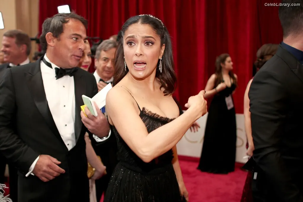 Salma Hayek photo 11 of 3054