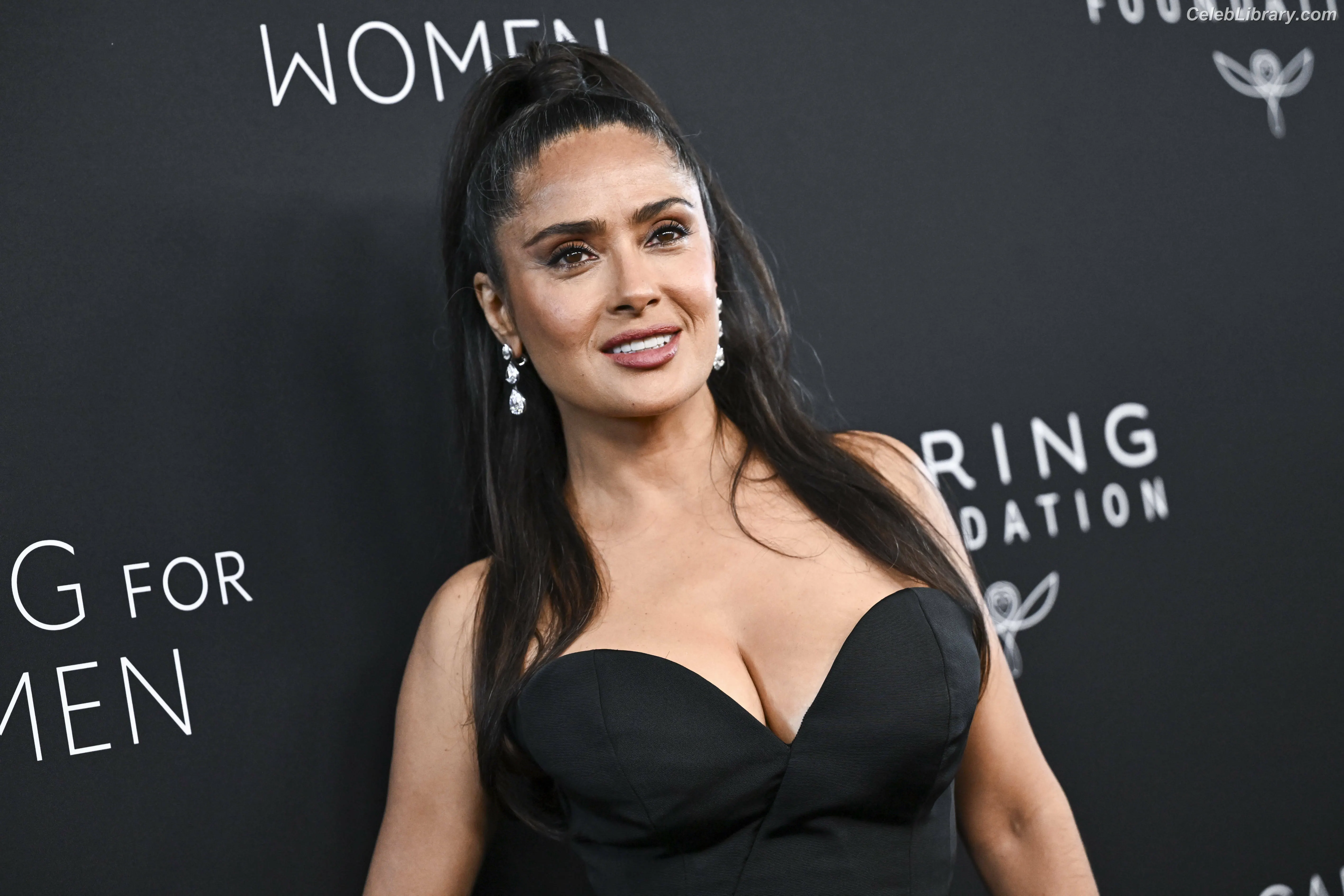Salma Hayek photo 7 of 3054