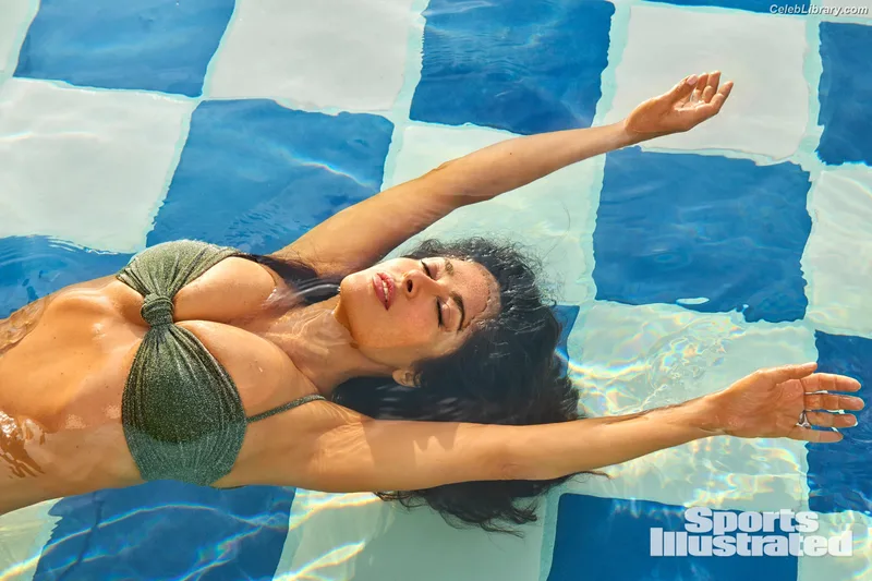 Salma Hayek photo 10 of 3053