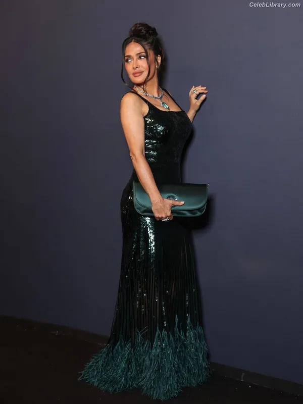 Salma Hayek photo 9 of 3053