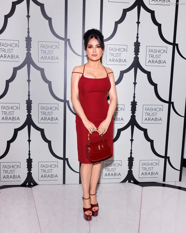 Salma Hayek photo 11 of 3053