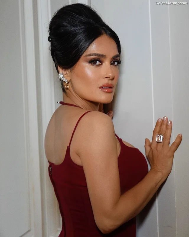 Salma Hayek photo 12 of 3053