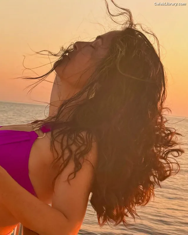 Salma Hayek photo 19 of 3053