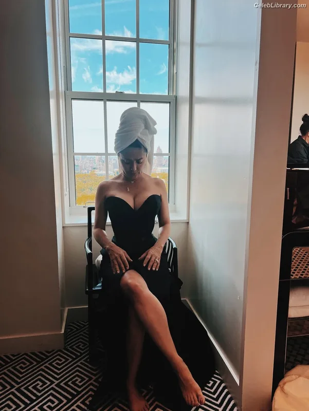 Salma Hayek photo 2 of 3053