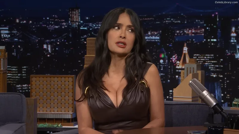Salma Hayek photo 4 of 3053