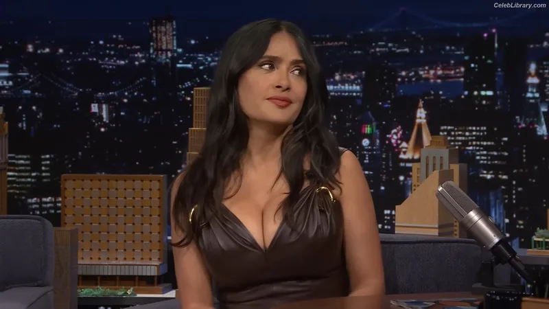 Salma Hayek photo 8 of 3053
