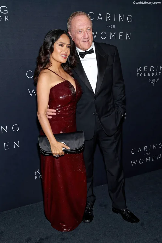 Salma Hayek photo 2 of 3053