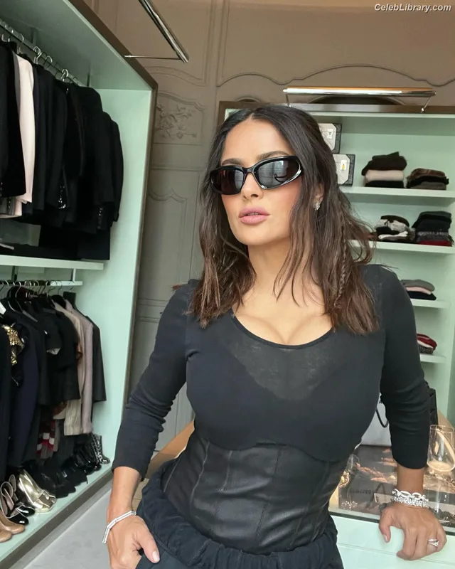 Salma Hayek photo 16 of 3053
