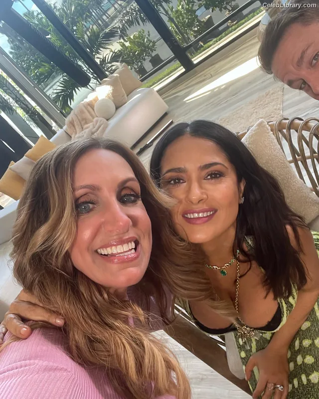 Salma Hayek photo 4 of 3053