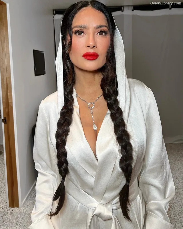 Salma Hayek photo 12 of 3053