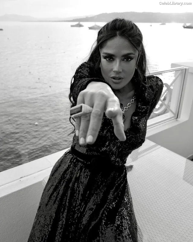 Salma Hayek photo 20 of 3053