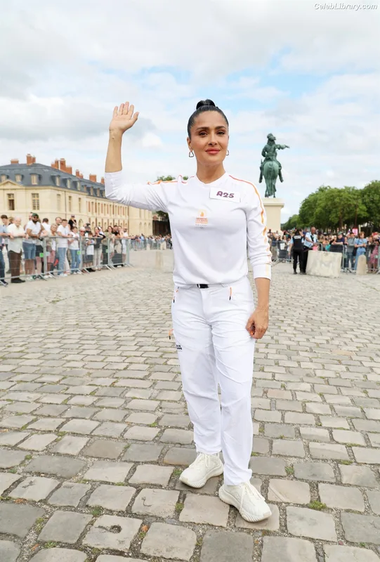 Salma Hayek photo 22 of 3053