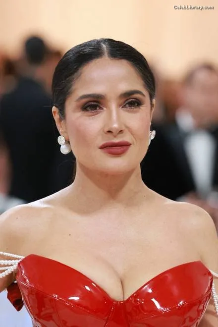 Salma Hayek photo 11 of 3053