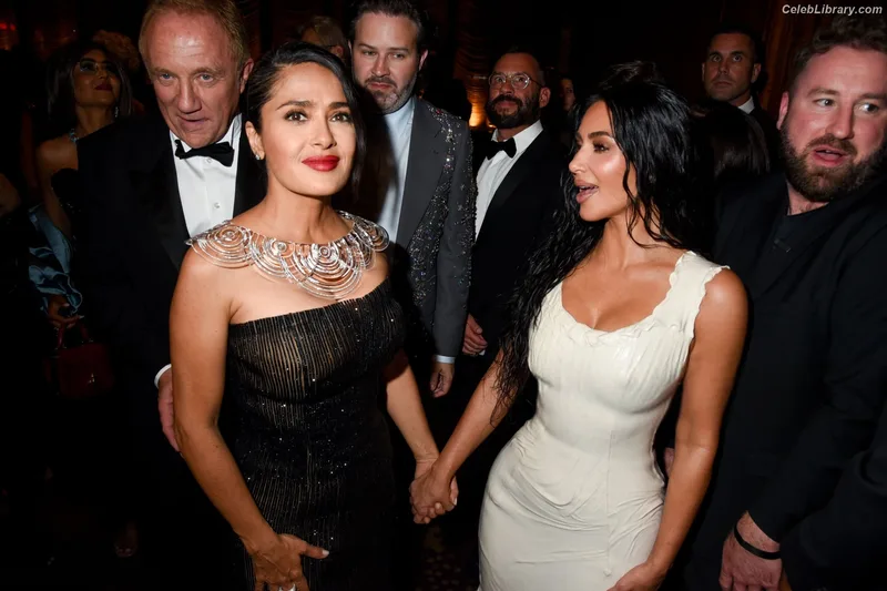 Salma Hayek photo 1 of 3053