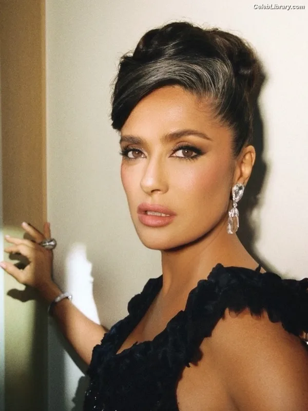 Salma Hayek photo 23 of 3053