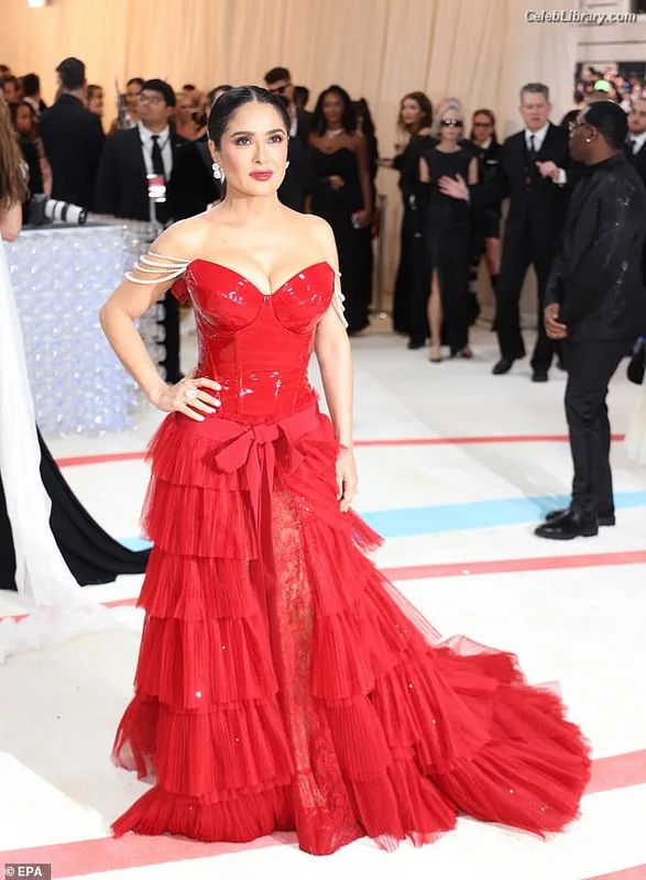 Salma Hayek photo 3 of 3053