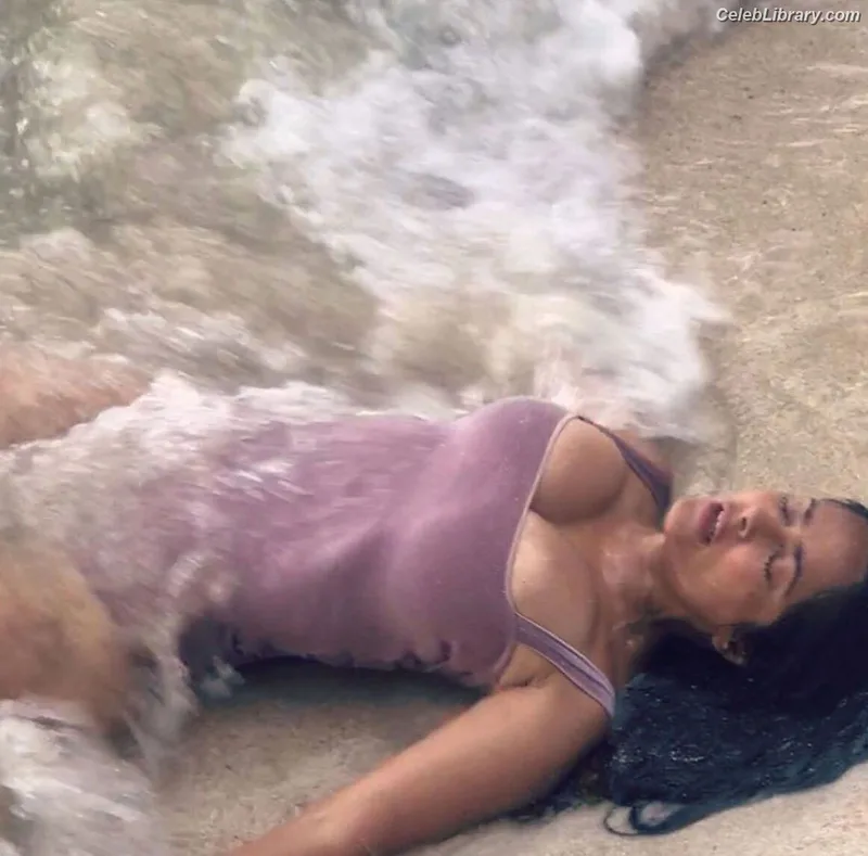 Salma Hayek photo 17 of 3053