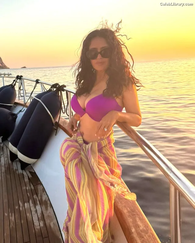 Salma Hayek photo 16 of 3053