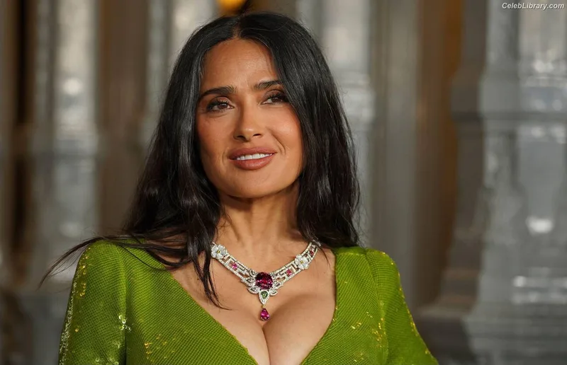 Salma Hayek photo 18 of 3053