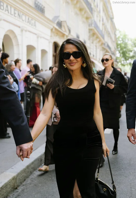 Salma Hayek photo 3 of 3053