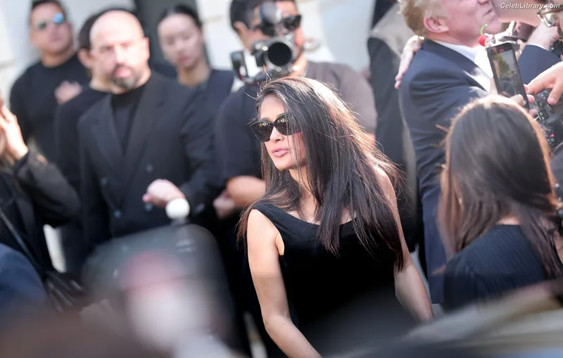 Salma Hayek photo 4 of 3053