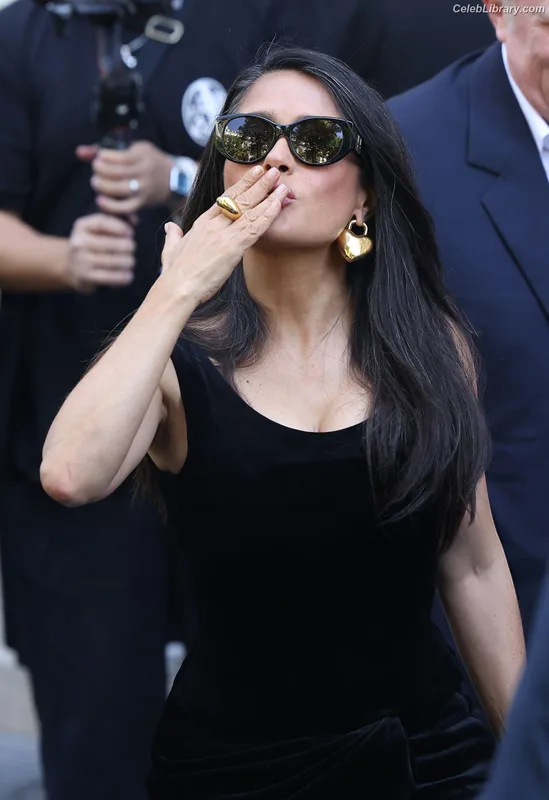 Salma Hayek photo 5 of 3053