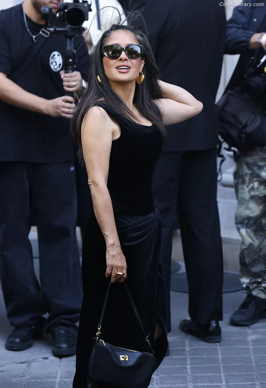 Salma Hayek photo 7 of 3053
