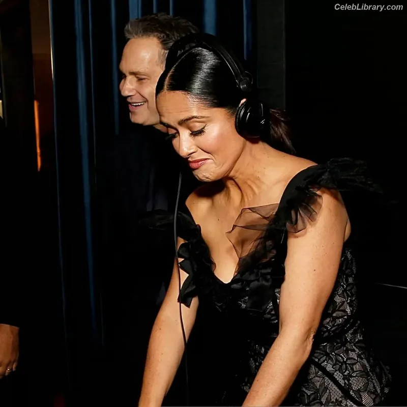 Salma Hayek photo 22 of 3053