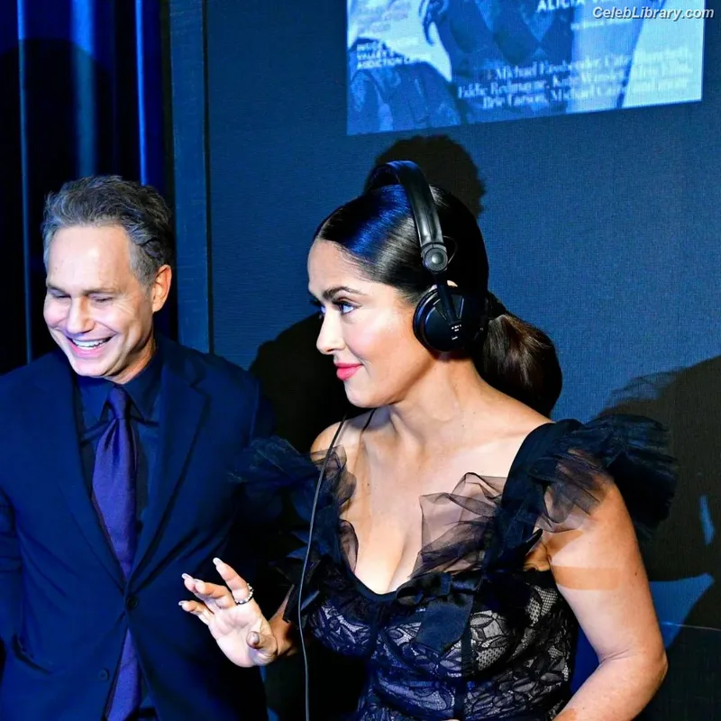 Salma Hayek photo 24 of 3053