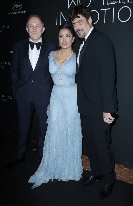 Salma Hayek photo 5 of 3053