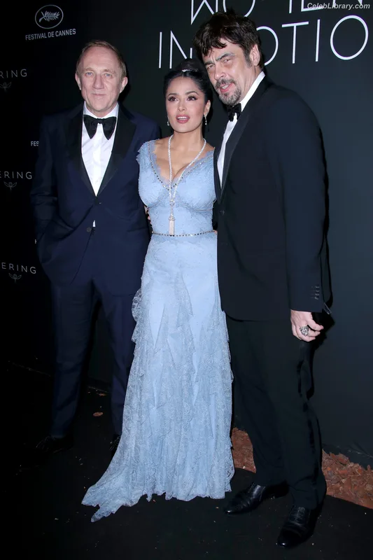 Salma Hayek photo 18 of 3053