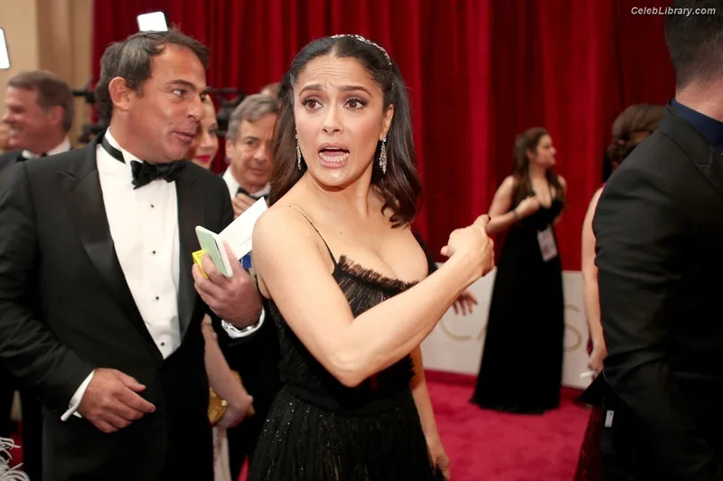 Salma Hayek photo 11 of 3053