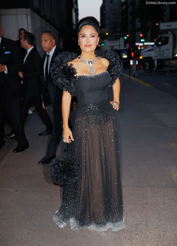Salma Hayek photo 7 of 3053