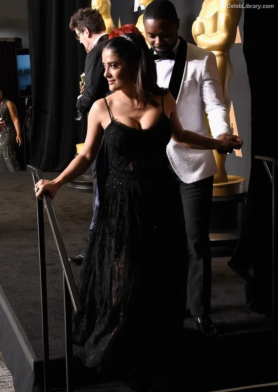 Salma Hayek photo 18 of 3053