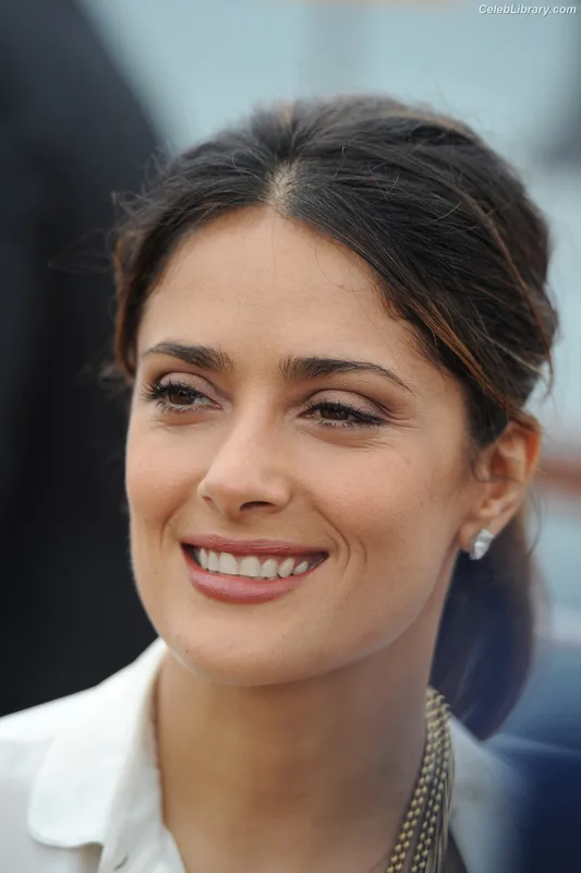 Salma Hayek photo 1 of 3053