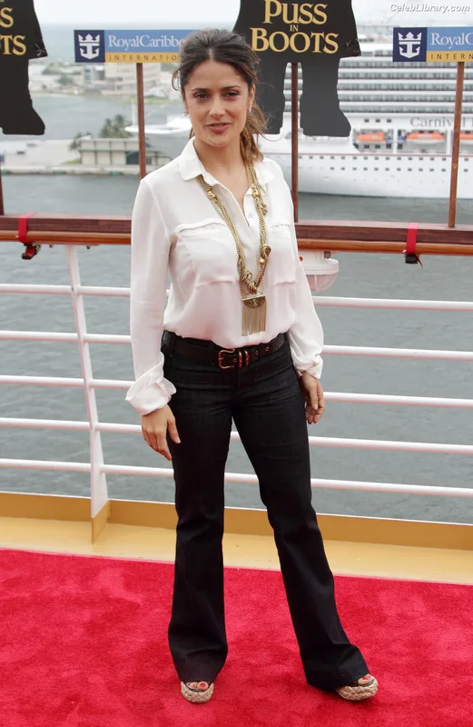 Salma Hayek photo 3 of 3053