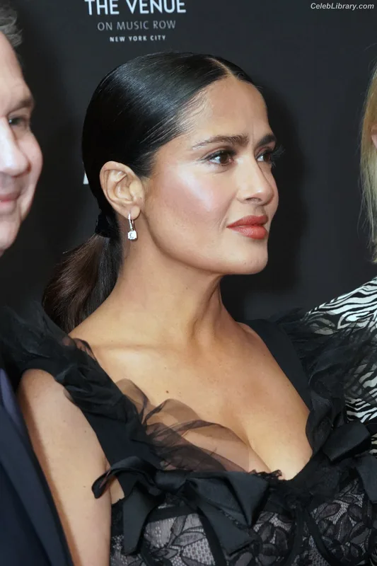 Salma Hayek photo 24 of 3053