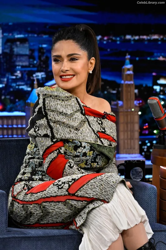 Salma Hayek photo 18 of 3053