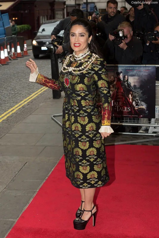 Salma Hayek photo 5 of 3053