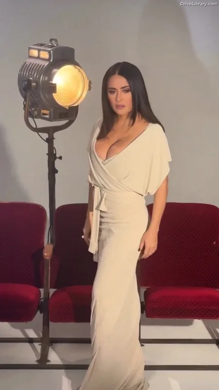 Salma Hayek photo 12 of 3053