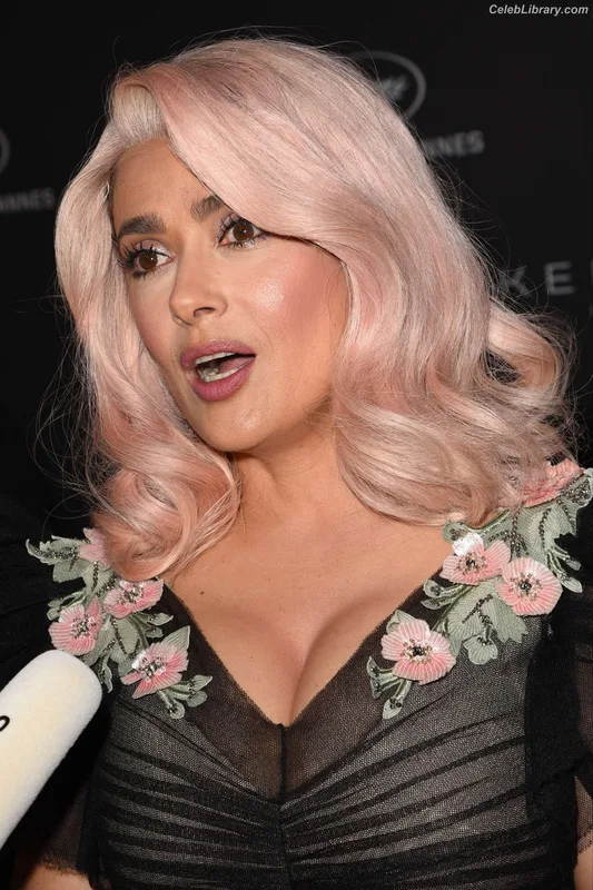 Salma Hayek photo 7 of 3053