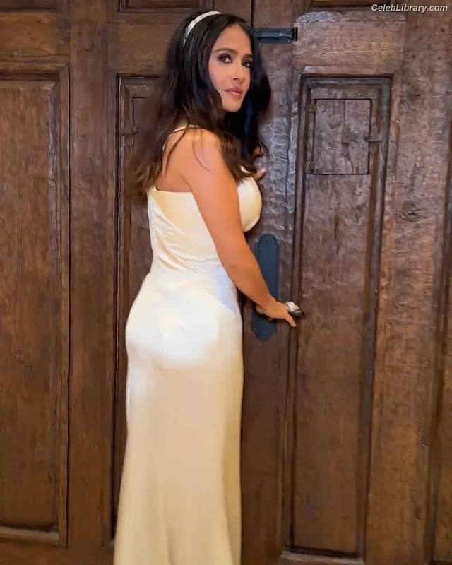 Salma Hayek photo 4 of 3053