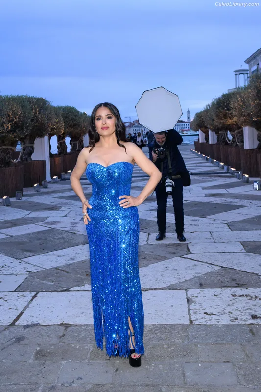 Salma Hayek photo 1 of 3053