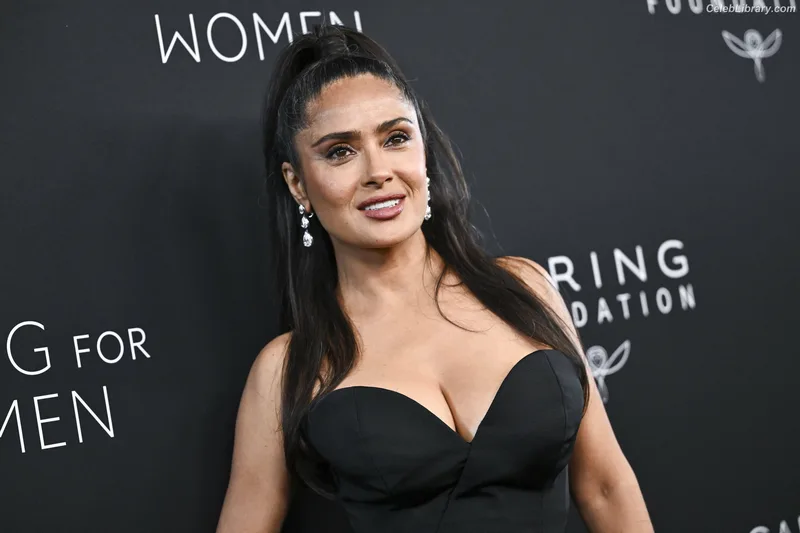 Salma Hayek photo 5 of 3053